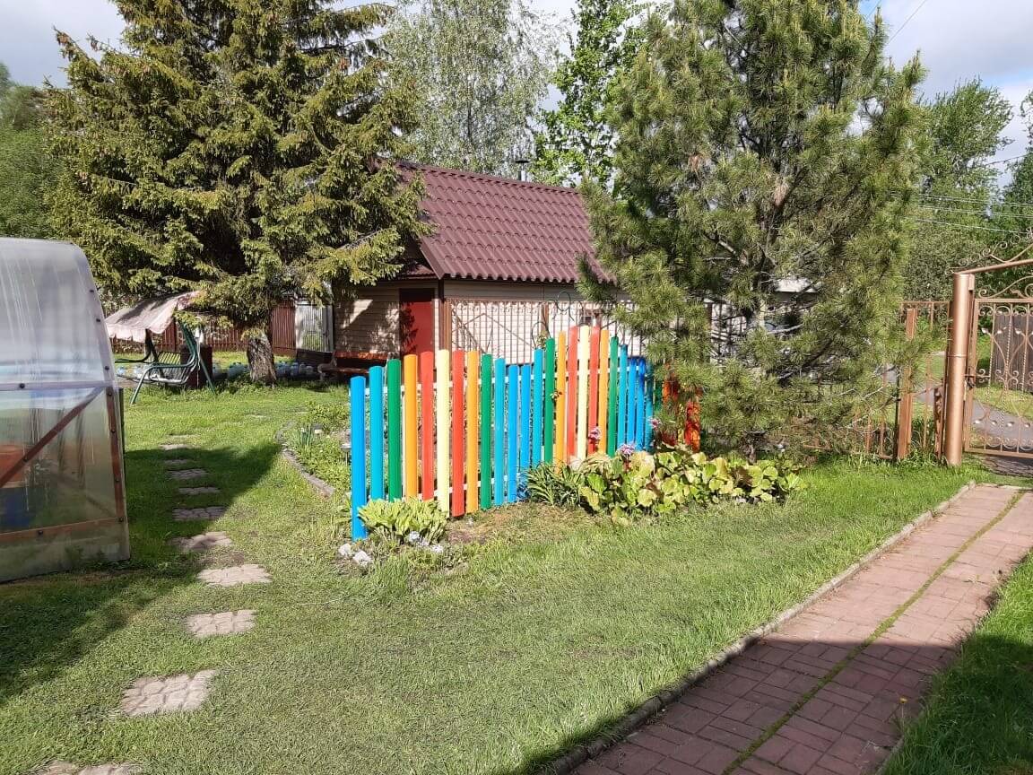 забор из разноцветного штакетника односторонний фото2 в Наро-Фоминске