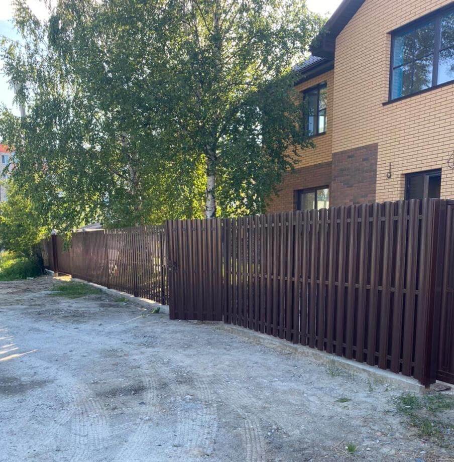 забор из штакетника шоколад фото1 в Наро-Фоминске