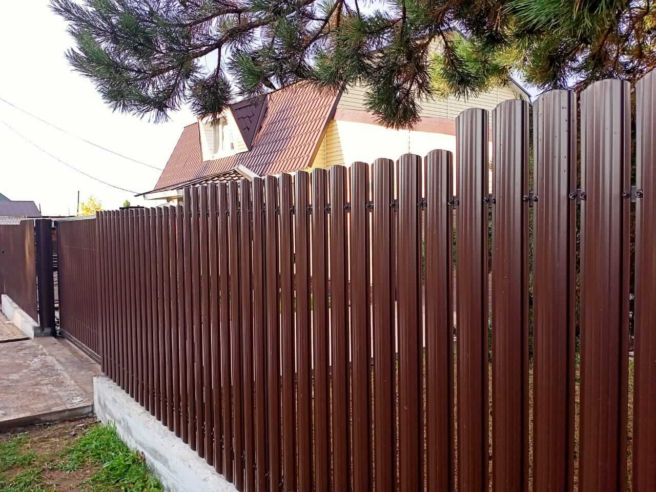 забор из штакетника шоколад фото1 в Наро-Фоминске