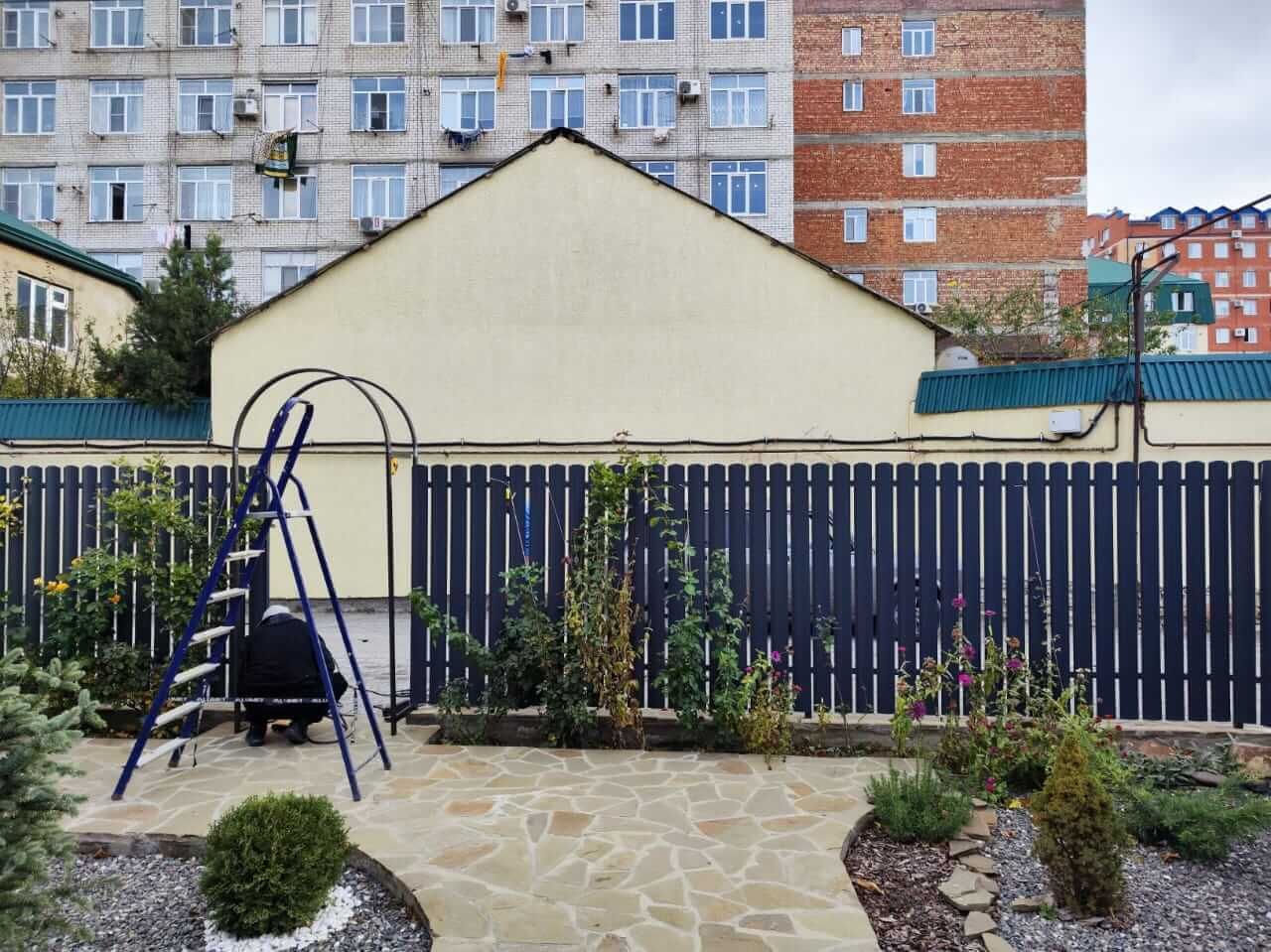 Забор из металлоштакетника RAL7024/7024 Серый Графит двусторонний матовый фото 4 в Наро-Фоминске