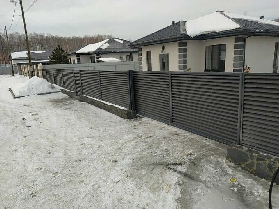 Забор-жалюзи с входной группой 26м RAL7024 Серый Графит МАТТЕ фото 1 в Наро-Фоминске