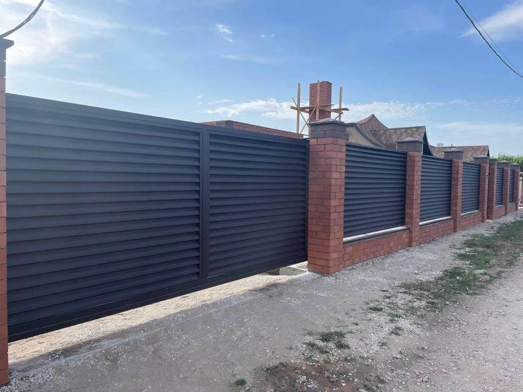 Забор из ламелей еврожалюзи 21м RAL8019/8019 Темный Шоколад МАТТЕ двухсторонний в Наро-Фоминске