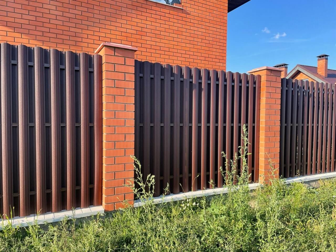 Забор из фигурного штакетника 23м RAL8017/8017 Шоколад двусторонний фото 3 в Наро-Фоминске