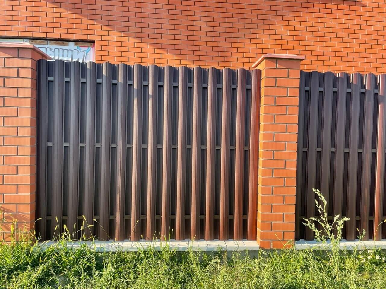 Забор из фигурного штакетника 23м RAL8017/8017 Шоколад двусторонний фото 1 в Наро-Фоминске