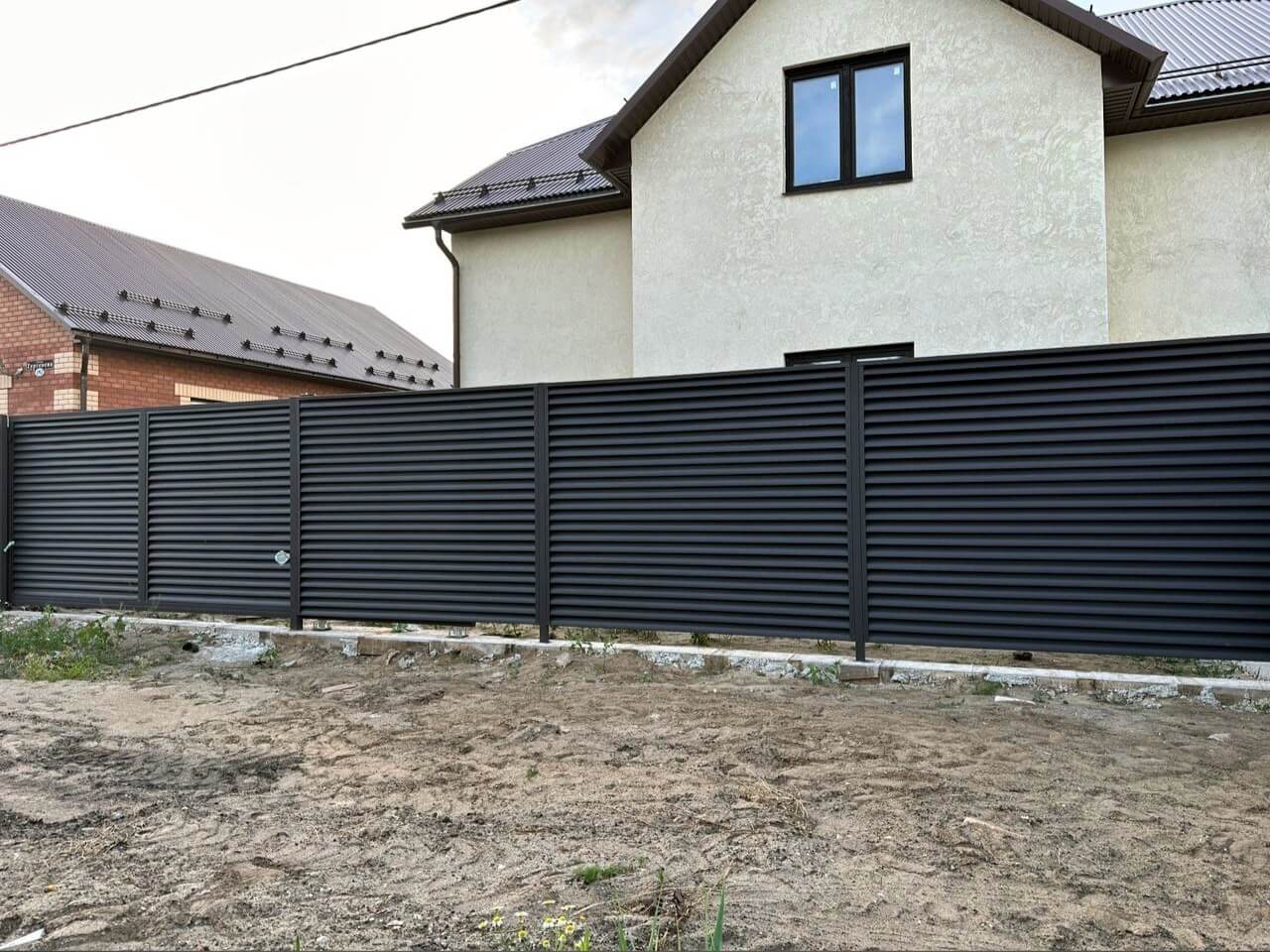 Забор с ламелями еврожалюзи 18м RAL8019/8019 Темный Шоколад МАТТЕ двусторонний фото 1 в Наро-Фоминске