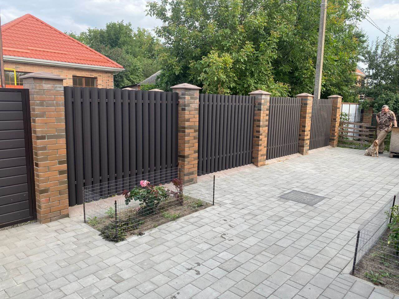 Забор из штакетника полукруглого 22м RAL8019 Темный Шоколад МАТТЕ фото 3 в Наро-Фоминске