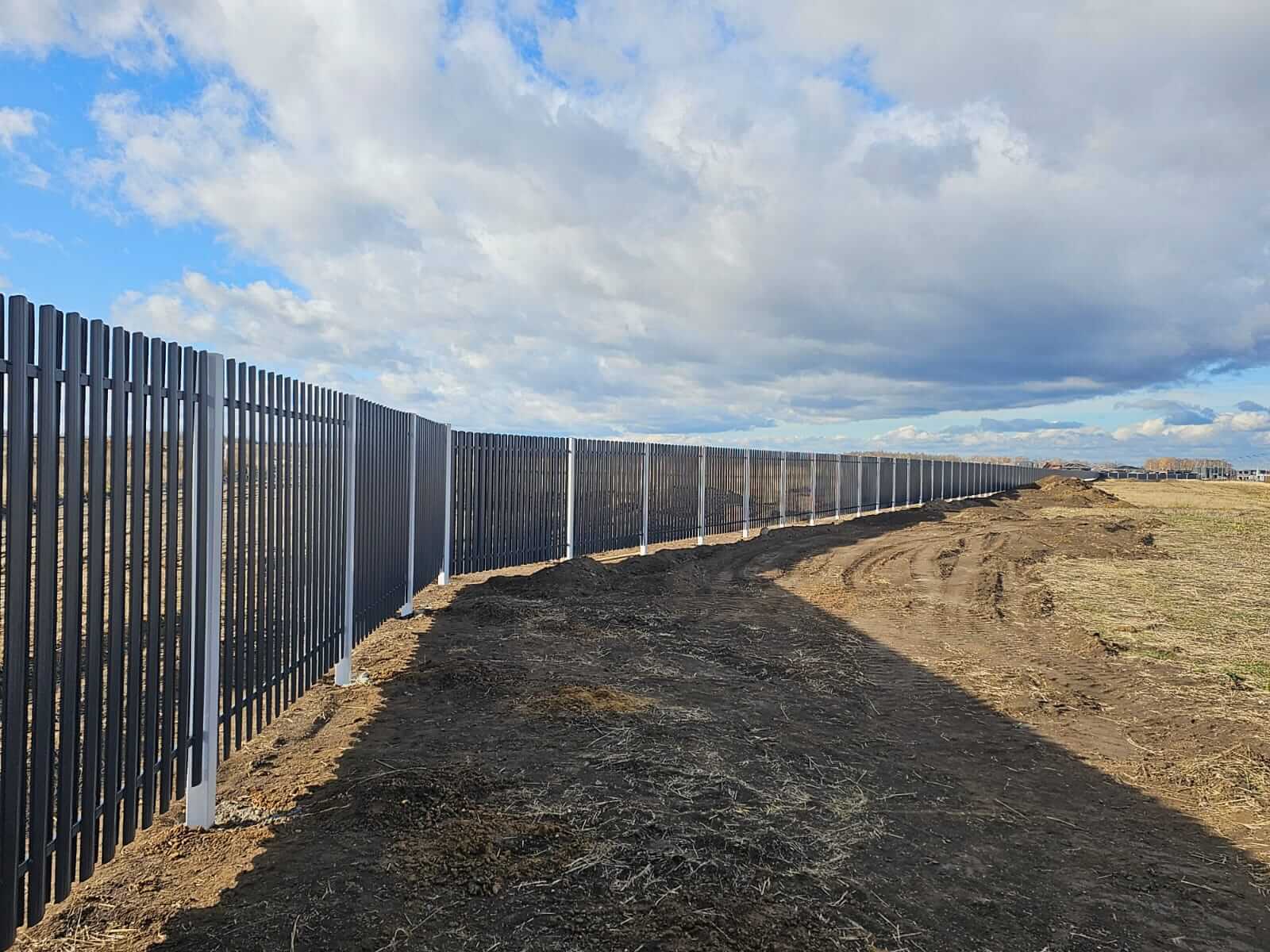 Забор из евроштакетника 234м RAL7024/7024 Серый Графит двусторонний фото 3 в Наро-Фоминске