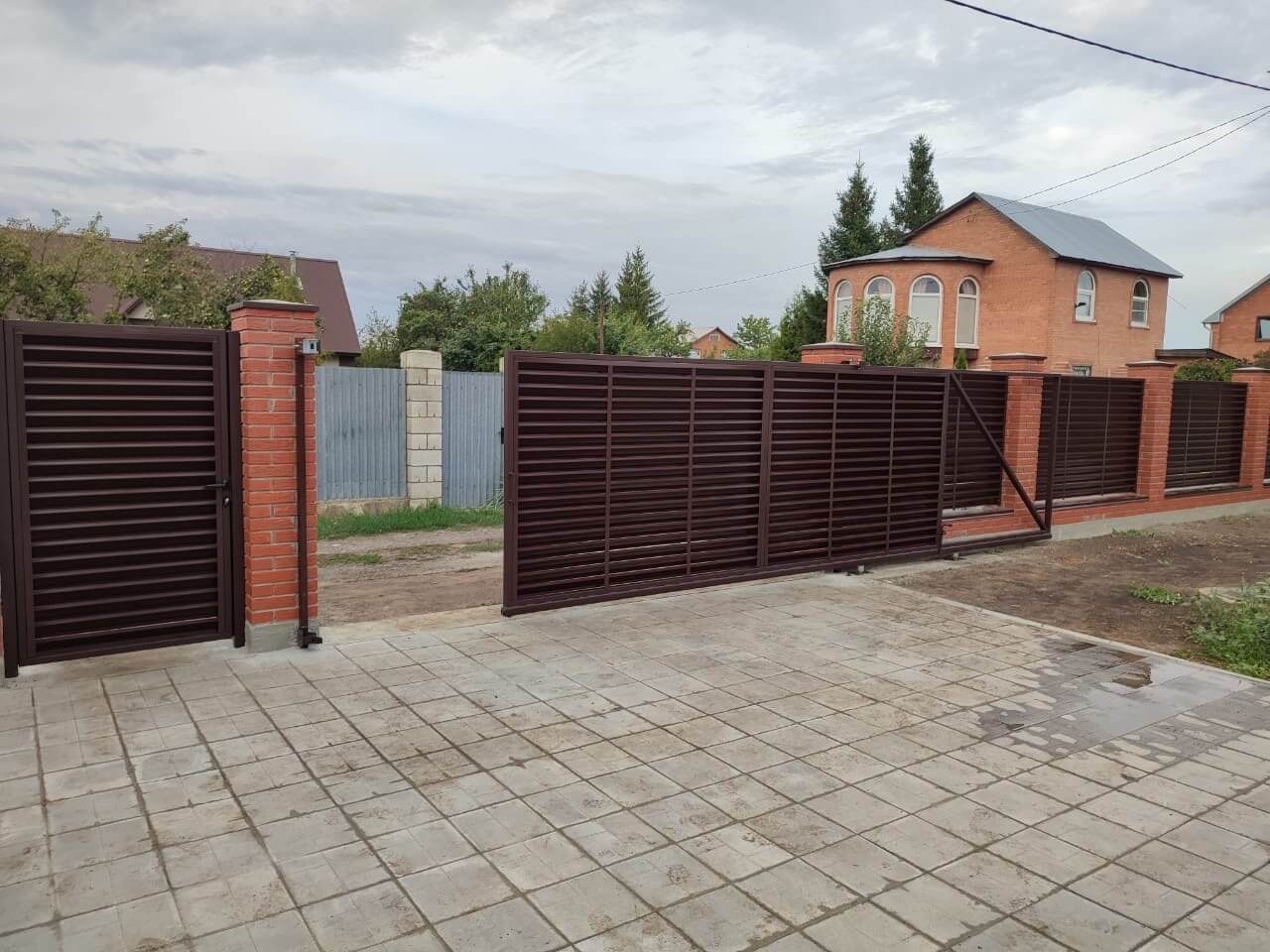 Забор из ламелей Еврожалюзи 28м RAL8017/8017 Шоколад двусторонний фото 1 в Наро-Фоминске