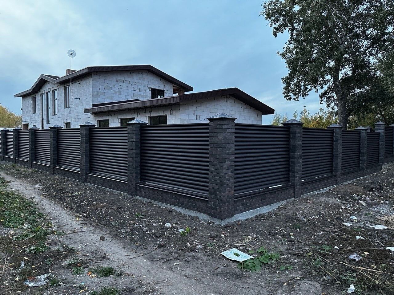 Забор из ламелей Еврожалюзи 38м RAL8019/8019 Темный Шоколад двусторонний MATTE фото 2 в Наро-Фоминске