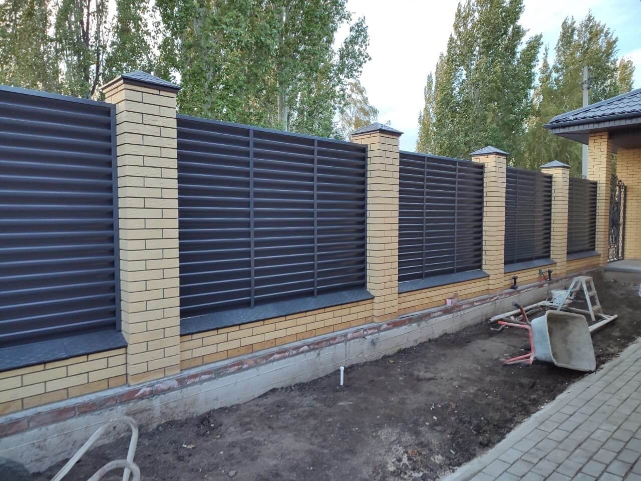 Забор-жалюзи с ламелями Еврожалюзи 16м RAL7024/7024 Серый Графит двусторонний фото 3 в Наро-Фоминске