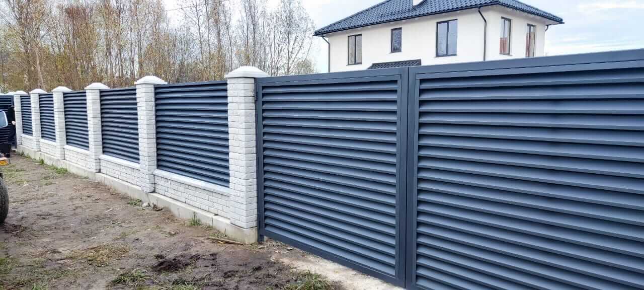 Забор-жалюзи из ламелей ЭКО-Z 32м RAL7024 Серый Графит МАТТЕ фото 5 в Наро-Фоминске