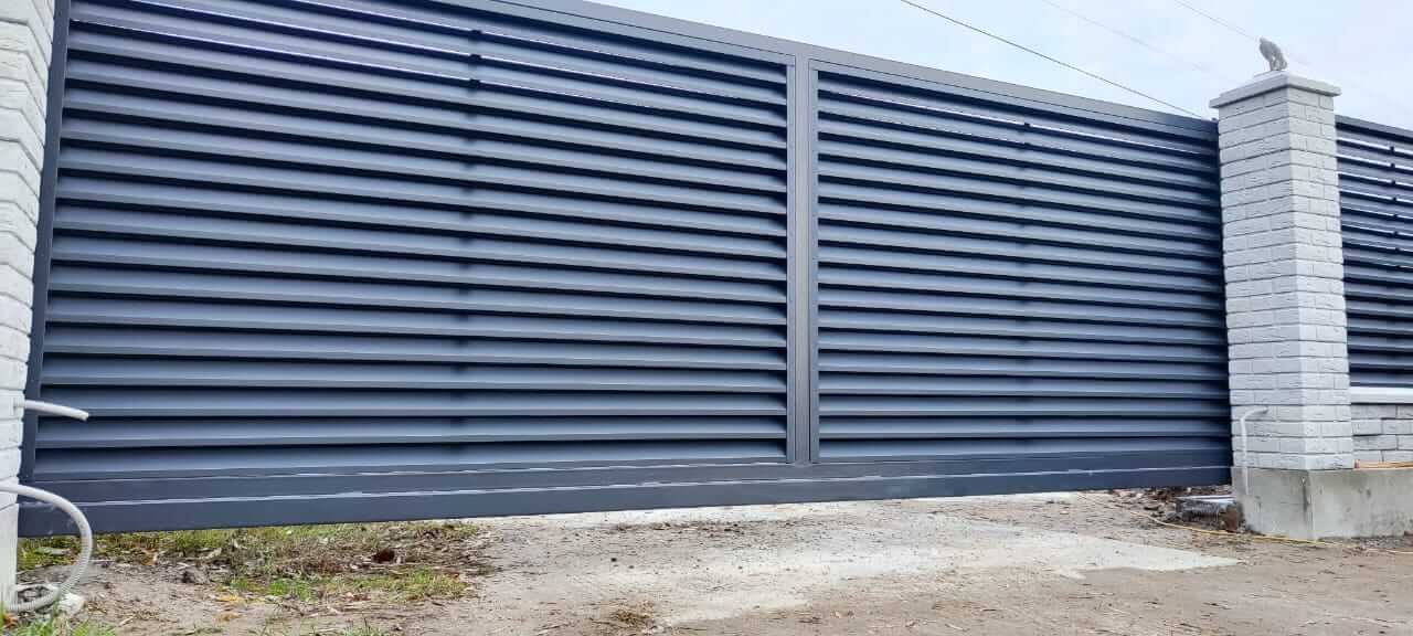 Забор-жалюзи из ламелей ЭКО-Z 32м RAL7024 Серый Графит МАТТЕ фото 3 в Наро-Фоминске
