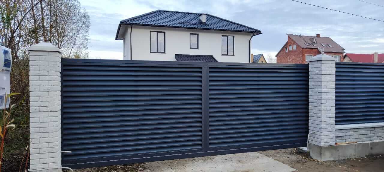 Забор-жалюзи из ламелей ЭКО-Z 32м RAL7024 Серый Графит МАТТЕ фото 2 в Наро-Фоминске