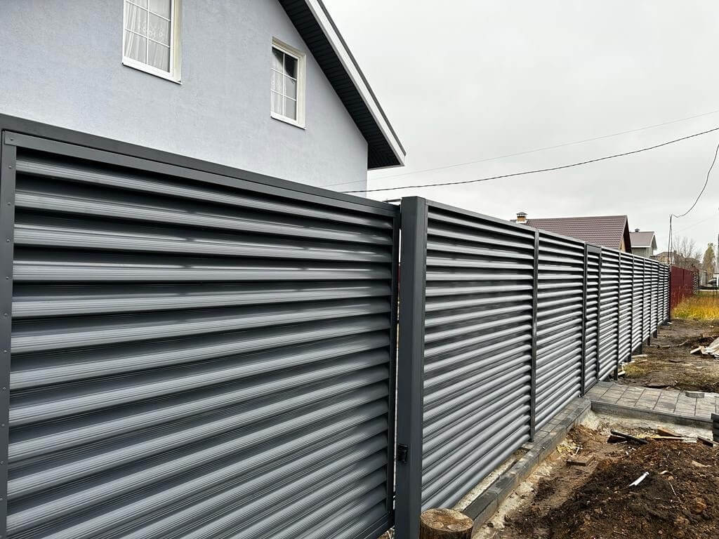 Забор-жалюзи из ламелей Еврожалюзи 28м RAL7024/7024 Серый Графит двусторонний фото 4 в Наро-Фоминске