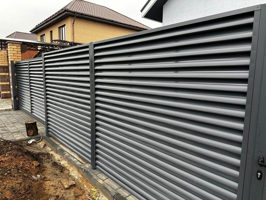 Забор-жалюзи из ламелей Еврожалюзи 28м RAL7024/7024 Серый Графит двусторонний фото 2 в Наро-Фоминске