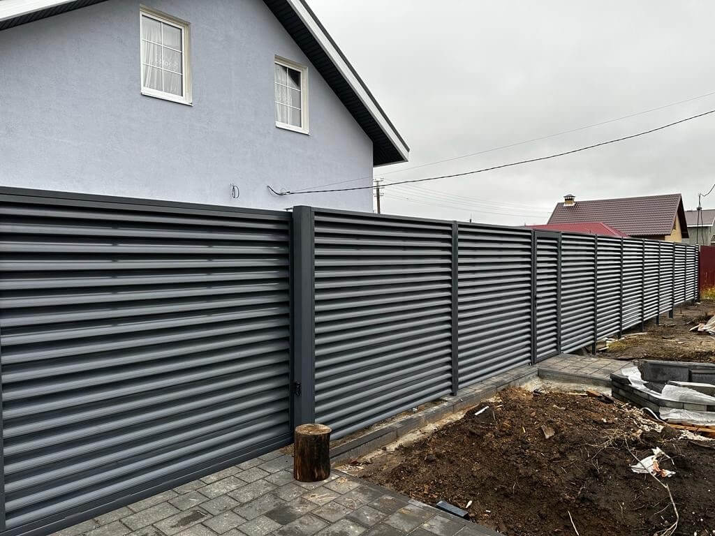 Забор-жалюзи из ламелей Еврожалюзи 28м RAL7024/7024 Серый Графит двусторонний в Наро-Фоминске