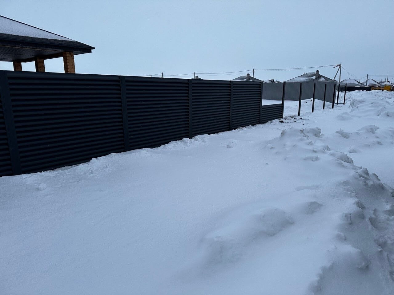Забор-жалюзи из ламелей еврожалюзи 57м RAL7024 Серый Графит МАТТЕ фото 6 в Наро-Фоминске