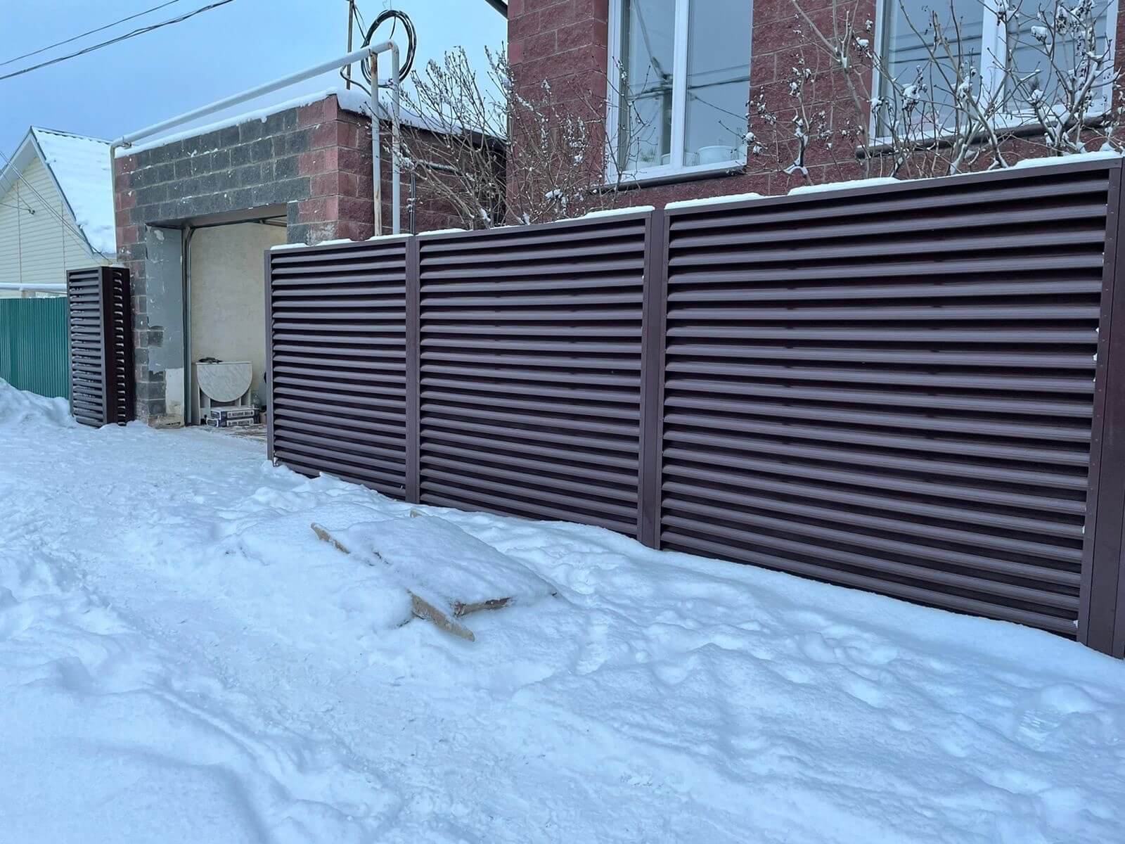 Забор из ламелей еврожалюзи 38м RAL8017/8017 Шоколад двусторонний фото 5 в Наро-Фоминске