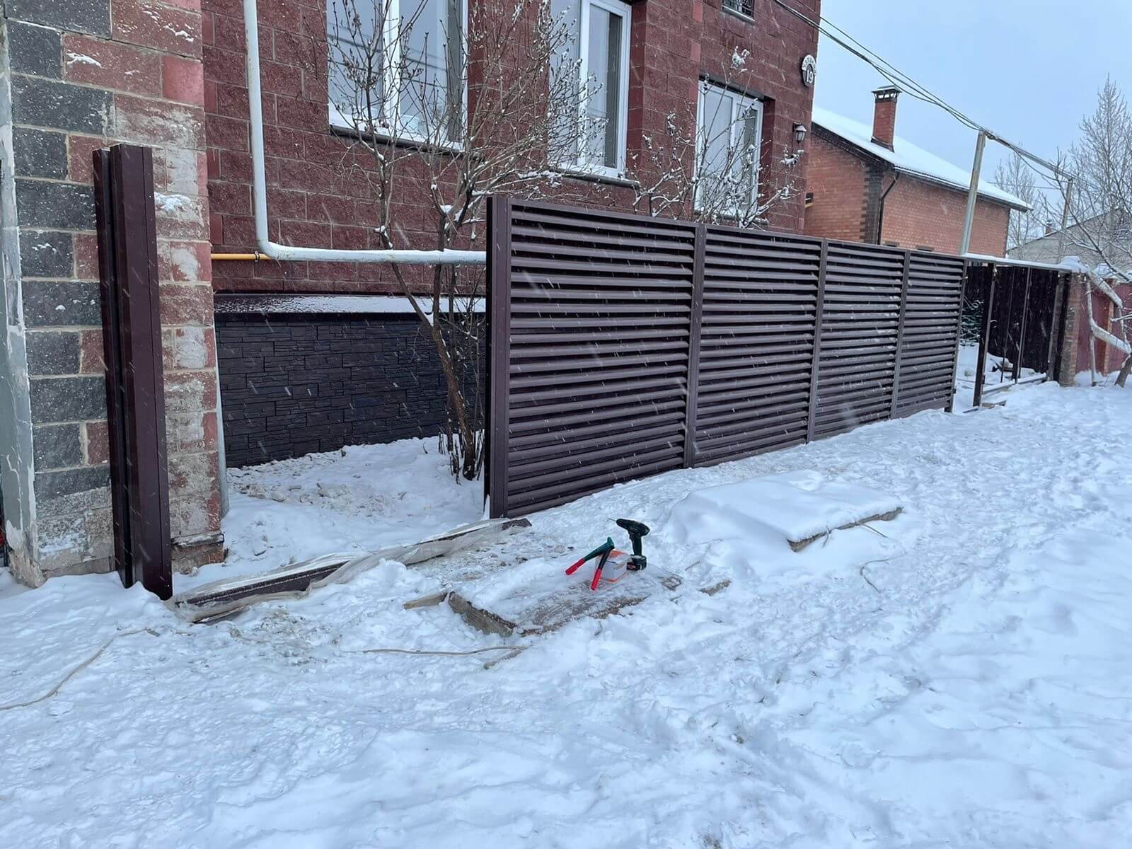 Забор из ламелей еврожалюзи 38м RAL8017/8017 Шоколад двусторонний фото 3 в Наро-Фоминске