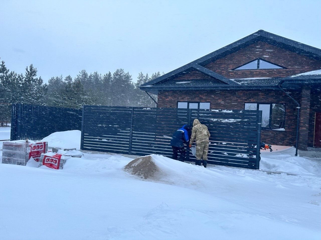 Забор-ранчо из металлопланкена 26м RAL7024 Серый Графит МАТТЕ фото 1 в Наро-Фоминске