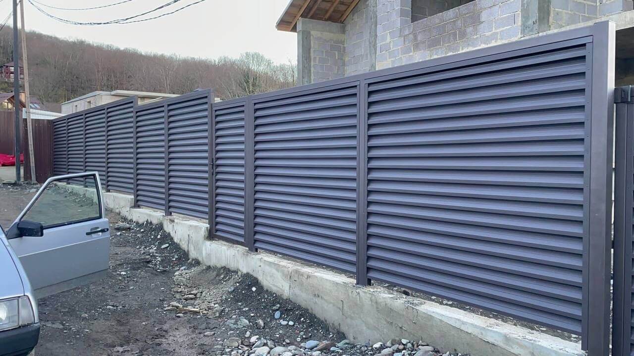 Забор-жалюзи из ламелей ЭКО-Z 54м RAL8019/8019 Темный Шоколад двусторонний в Наро-Фоминске