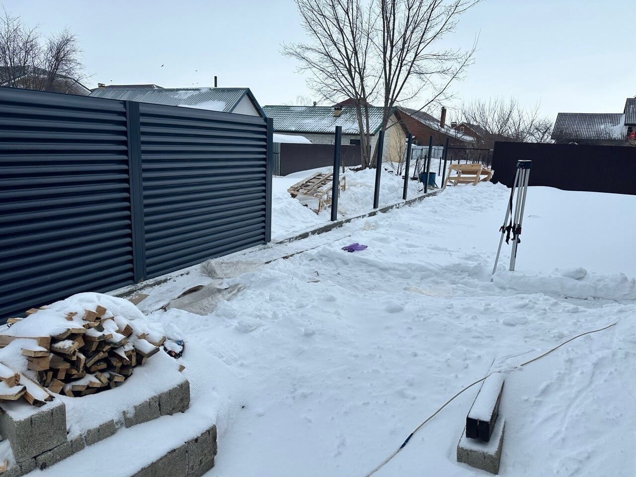 Забор-жалюзи из ламелей Еврожалюзи 32м RAL7024/7024 Серый Графит двусторонний фото 3 в Наро-Фоминске