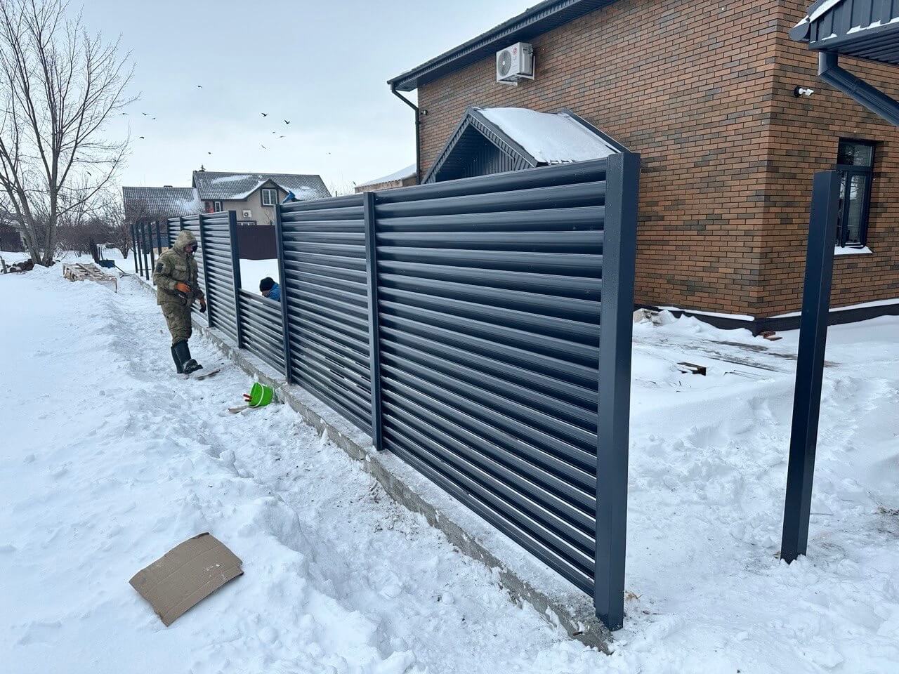 Забор-жалюзи из ламелей Еврожалюзи 32м RAL7024/7024 Серый Графит двусторонний фото 2 в Наро-Фоминске