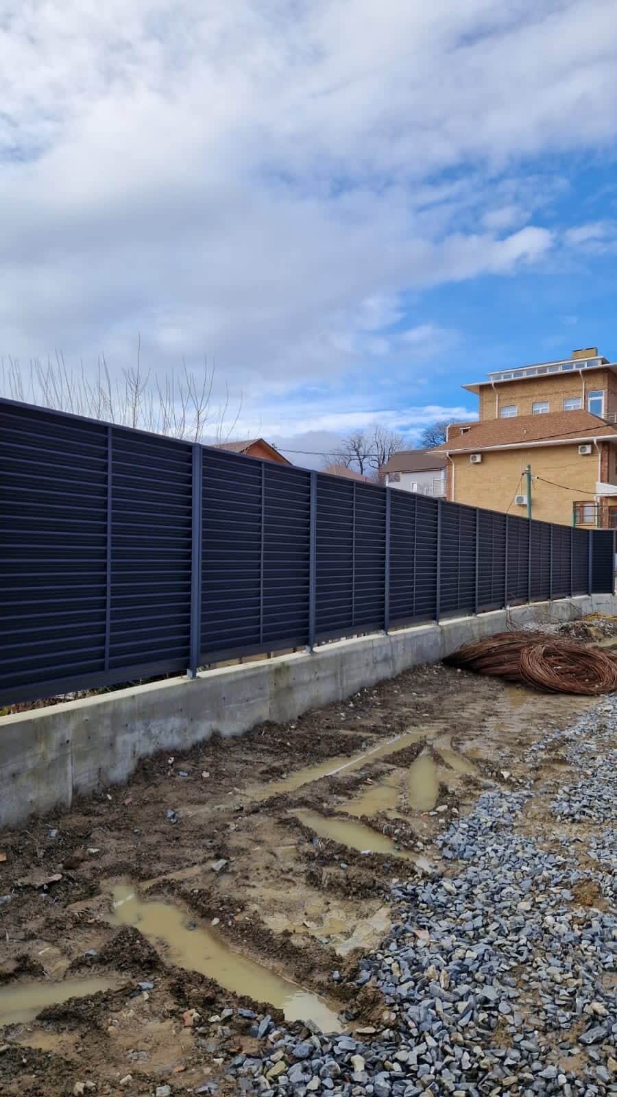 Забор-жалюзи из ламелей ЭКО-Z усиленных 87м RAL7024 Серый Графит матовый фото 6 в Наро-Фоминске