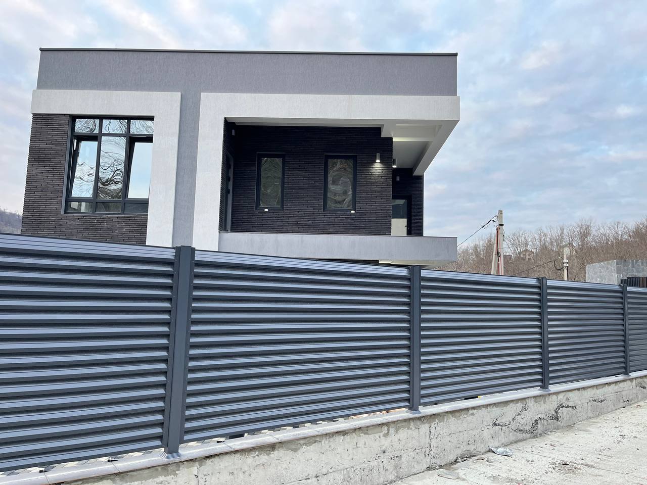 Забор-жалюзи из ламелей ЭКО-Z усиленных RAL7024/7024 Серый Графит двусторонний в Наро-Фоминске