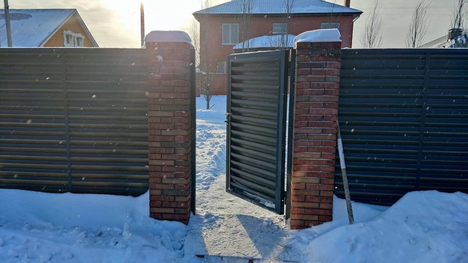 Забор-жалюзи с ламелями еврожалюзи 34м RAL7024/7024 Серый Графит двусторонний фото 3 в Наро-Фоминске