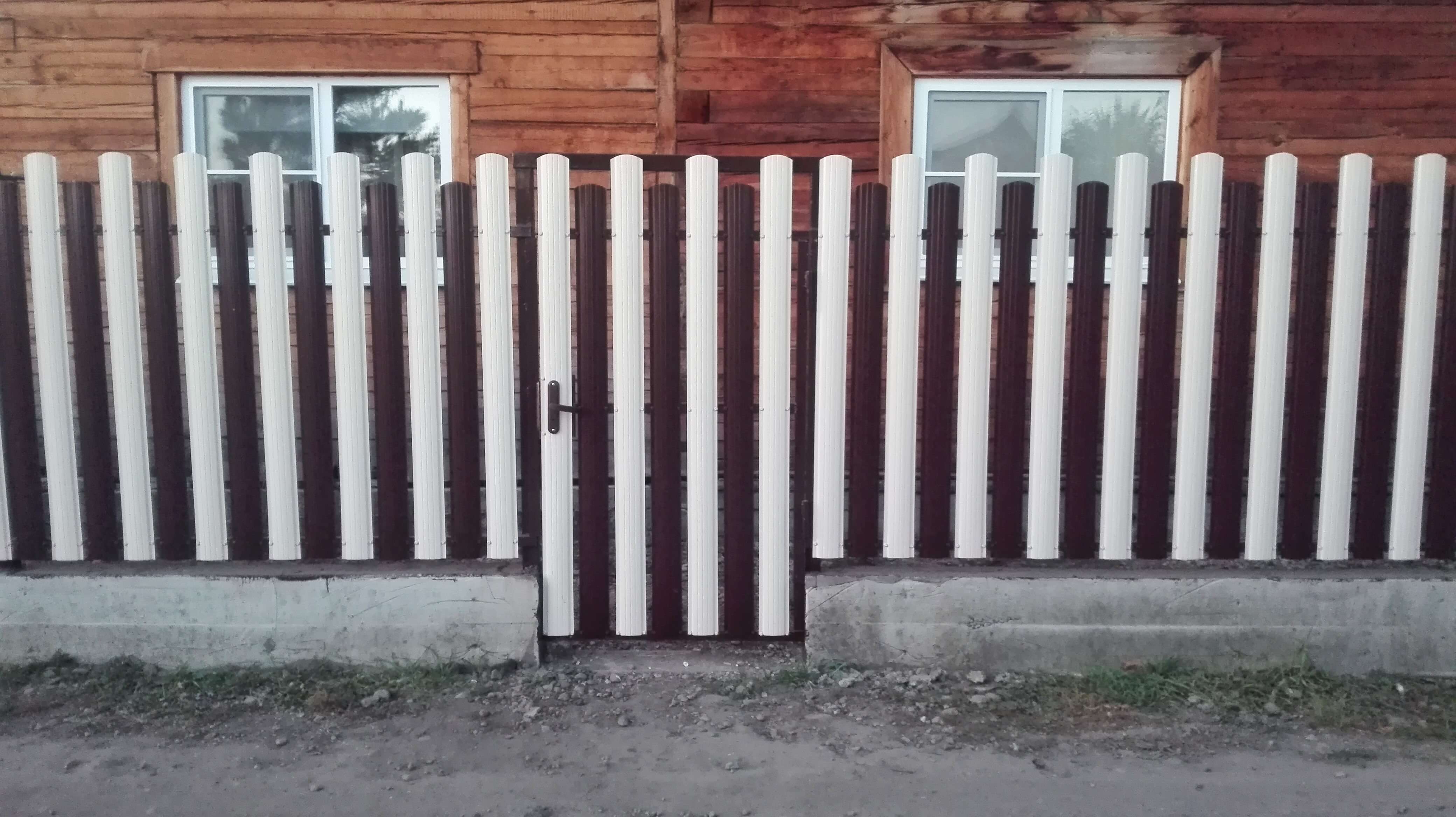 Двухцветный забор из евроштакетника 14м RAL8017 Шоколад + RAL9003 Белый в Наро-Фоминске