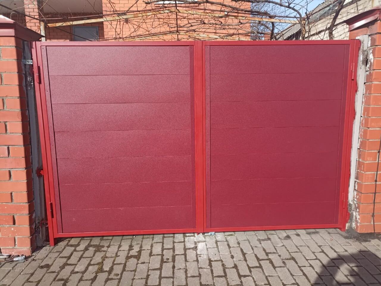Ворота и калитка из металлопланкена 4м RAL3005 Красное Вино, Стальной Бархат фото 1 в Наро-Фоминске