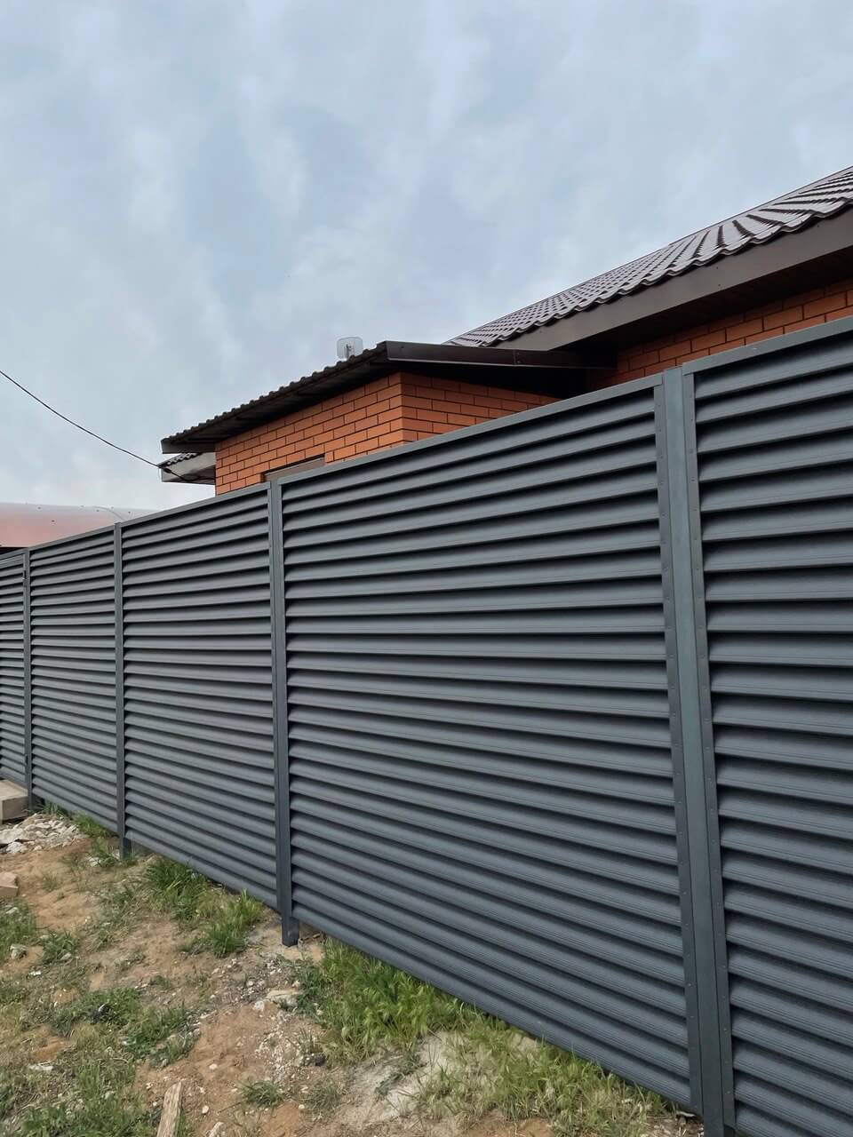 Забор из ламелей еврожалюзи 24м RAL7024 Серый Графит МАТТЕ в Наро-Фоминске