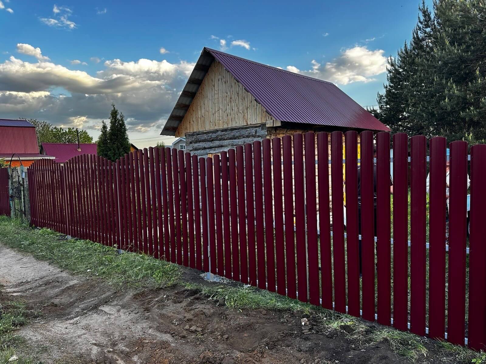 Забор из евроштакетника 28м RAL3005 Красное Вино фото 2 в Наро-Фоминске