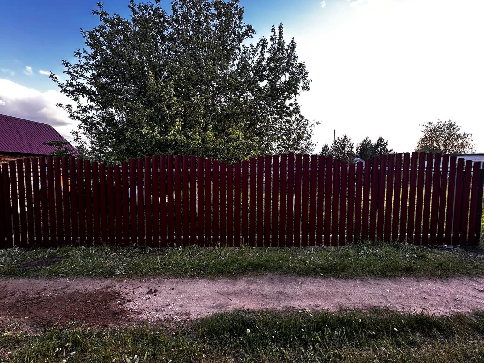 Забор из евроштакетника 28м RAL3005 Красное Вино фото 1 в Наро-Фоминске