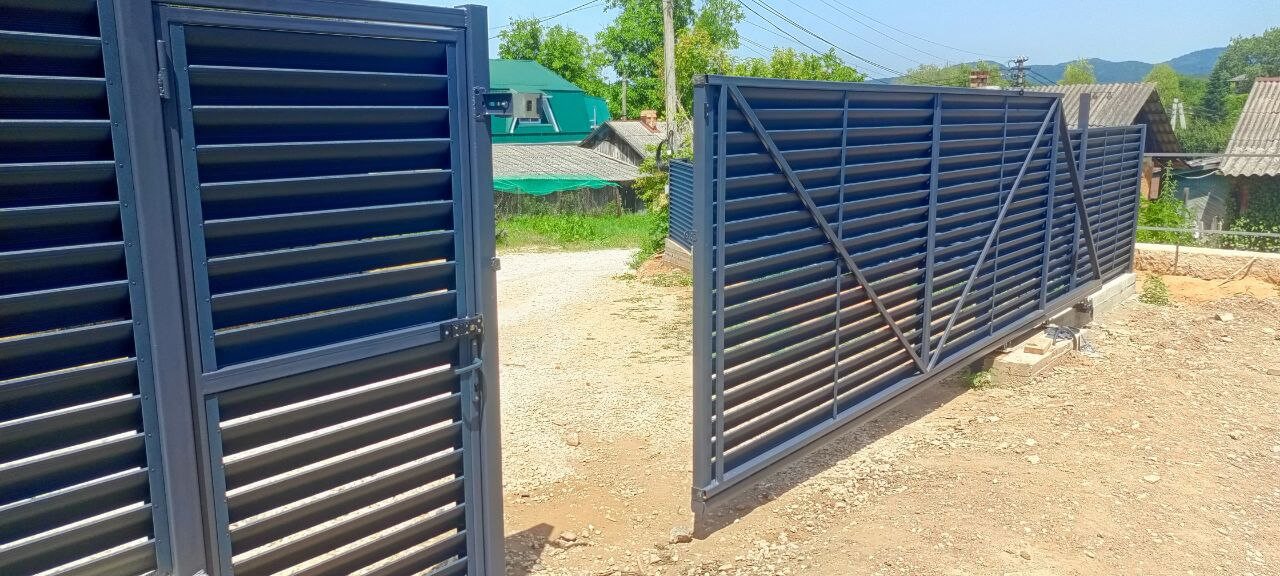 Забор-жалюзи из ламелей Еврожалюзи 53м RAL7024 Серый Графит МАТТЕ фото 16 в Наро-Фоминске