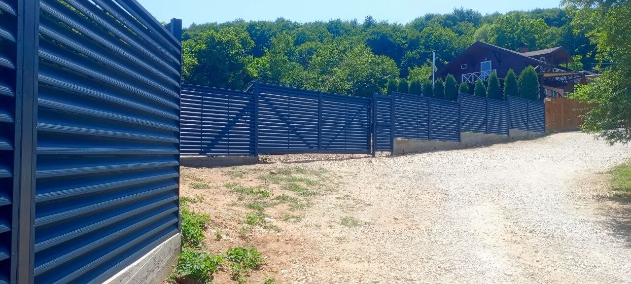 Забор-жалюзи из ламелей Еврожалюзи 53м RAL7024 Серый Графит МАТТЕ фото 8 в Наро-Фоминске