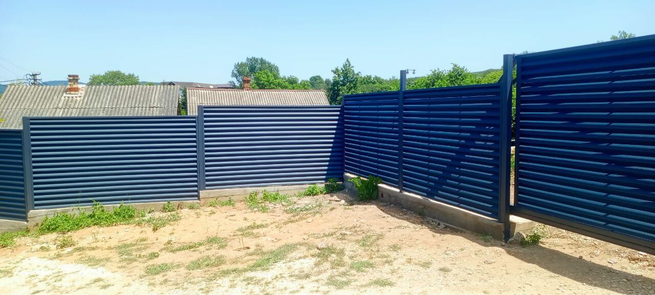 Забор-жалюзи из ламелей Еврожалюзи 53м RAL7024 Серый Графит МАТТЕ фото 4 в Наро-Фоминске