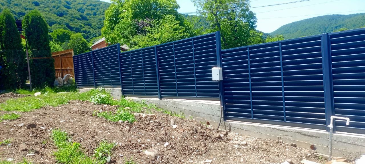 Забор-жалюзи из ламелей Еврожалюзи 53м RAL7024 Серый Графит МАТТЕ фото 3 в Наро-Фоминске