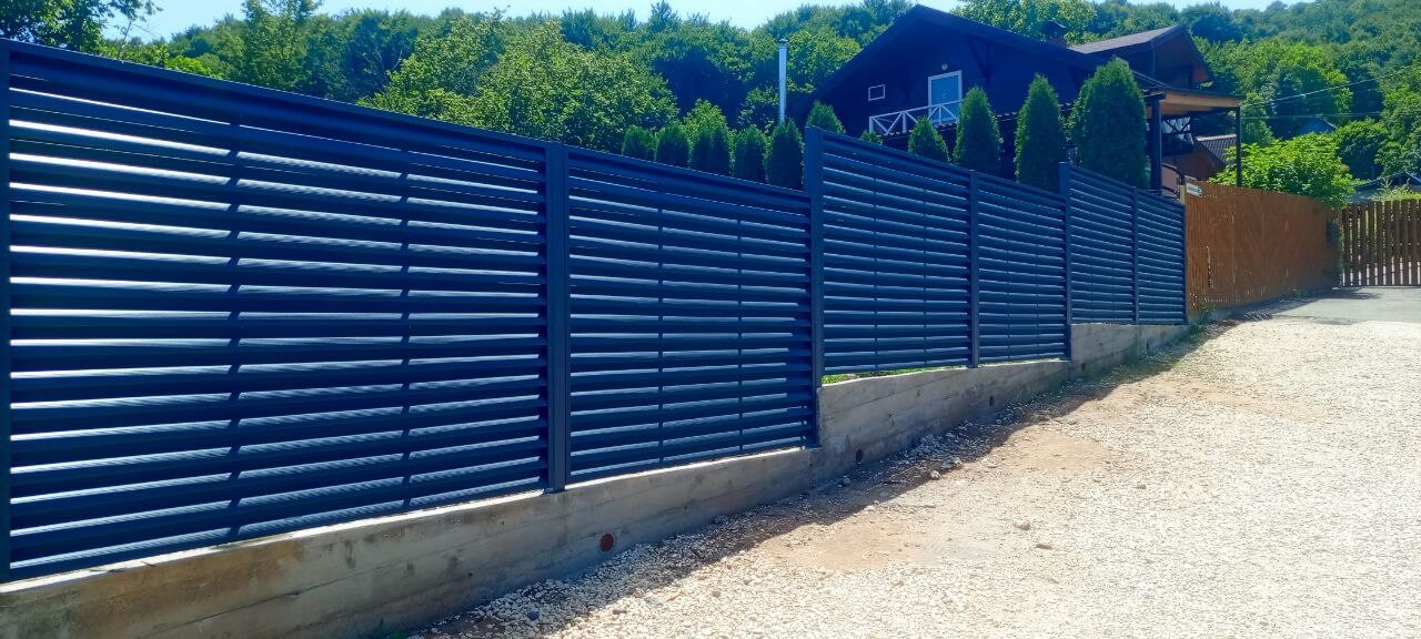 Забор-жалюзи из ламелей Еврожалюзи 53м RAL7024 Серый Графит МАТТЕ фото 12 в Наро-Фоминске