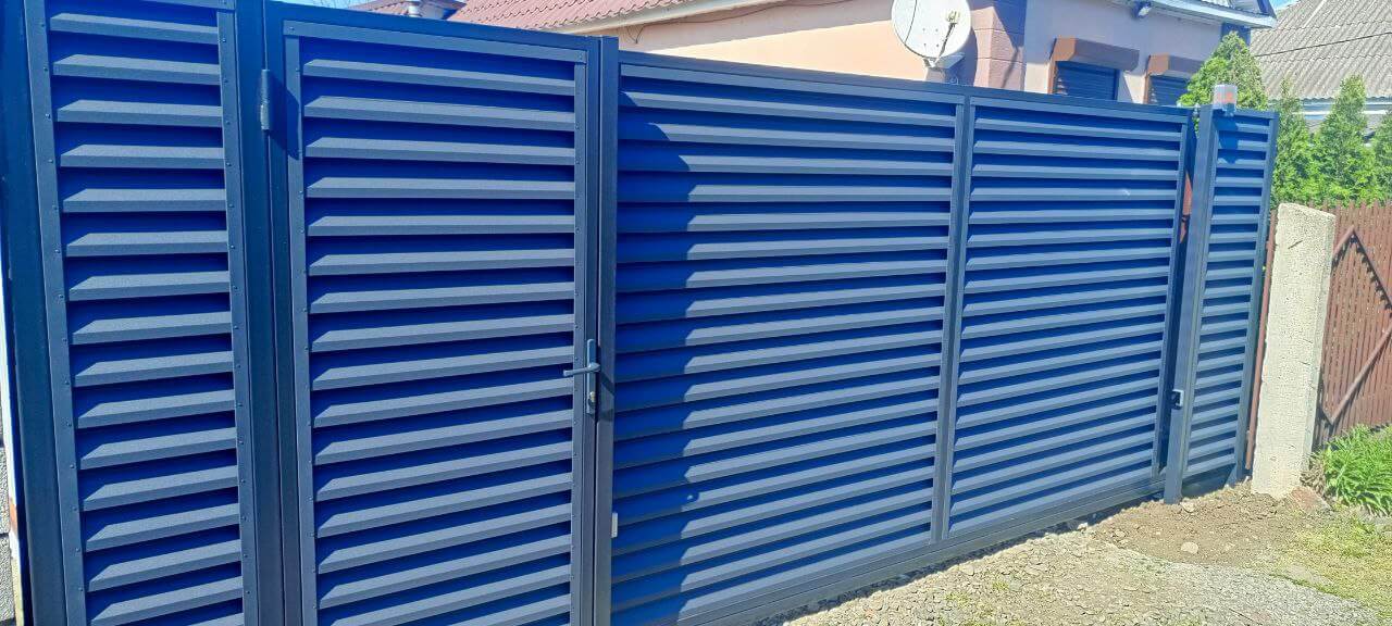 Забор-жалюзи из ламелей Еврожалюзи 53м RAL7024 Серый Графит МАТТЕ фото 10 в Наро-Фоминске