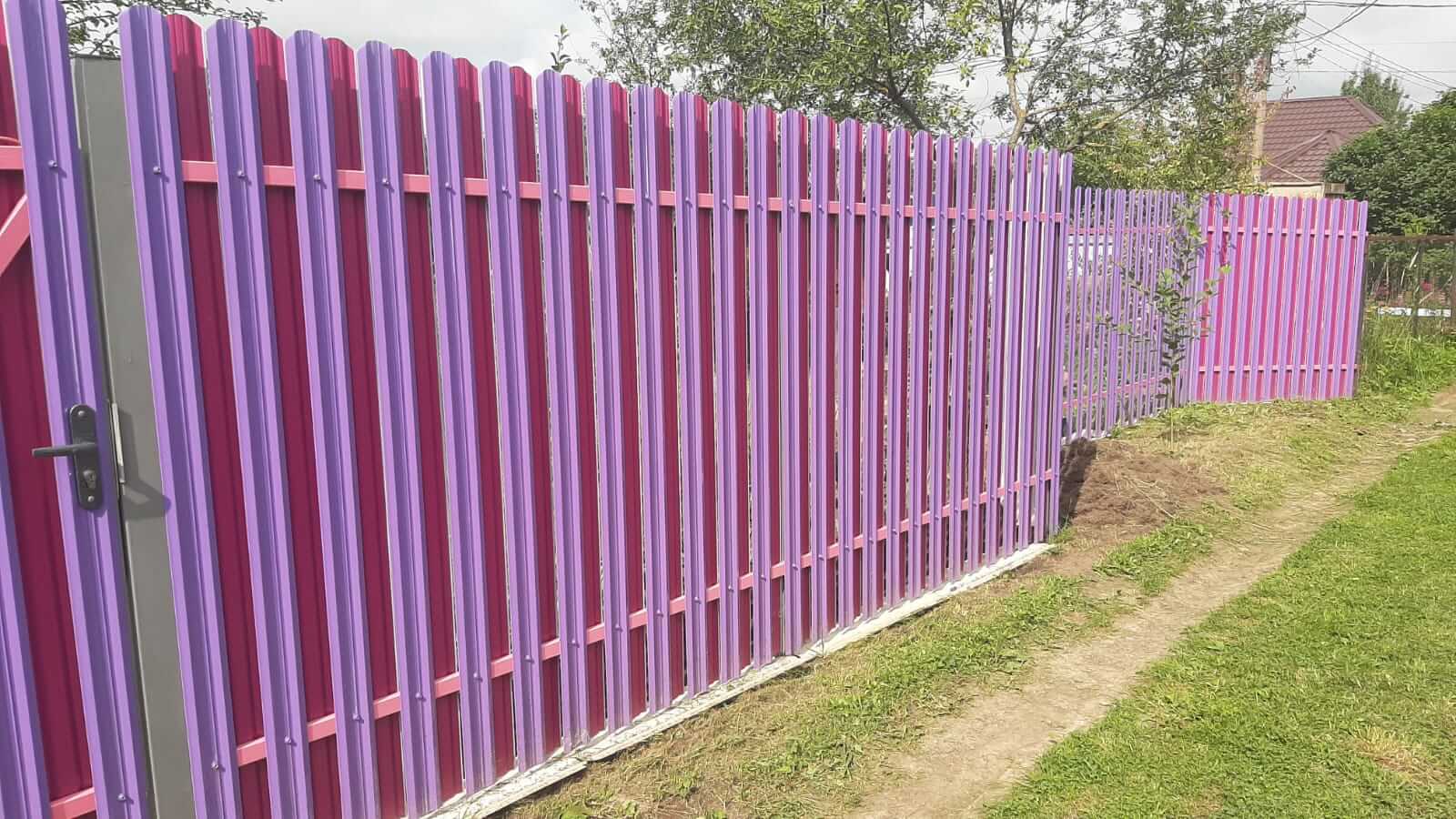 Двухцветный забор из евроштакетника 44м RAL4005 Сиреневый, RAL4006 Пурпурный фото 4 в Наро-Фоминске