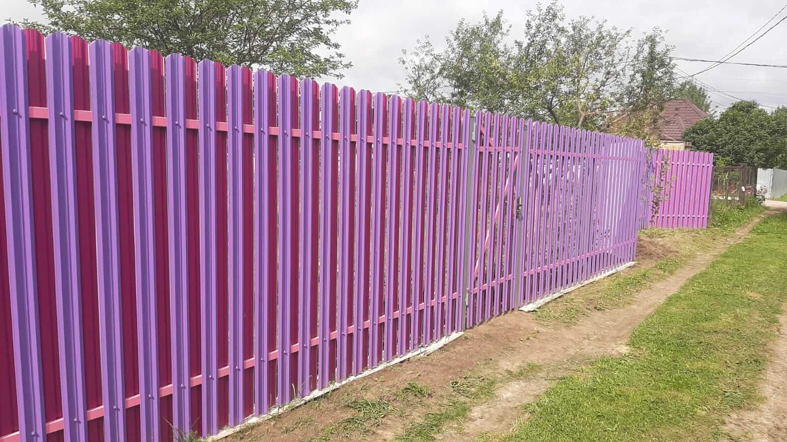 Двухцветный забор из евроштакетника 44м RAL4005 Сиреневый, RAL4006 Пурпурный фото 3 в Наро-Фоминске