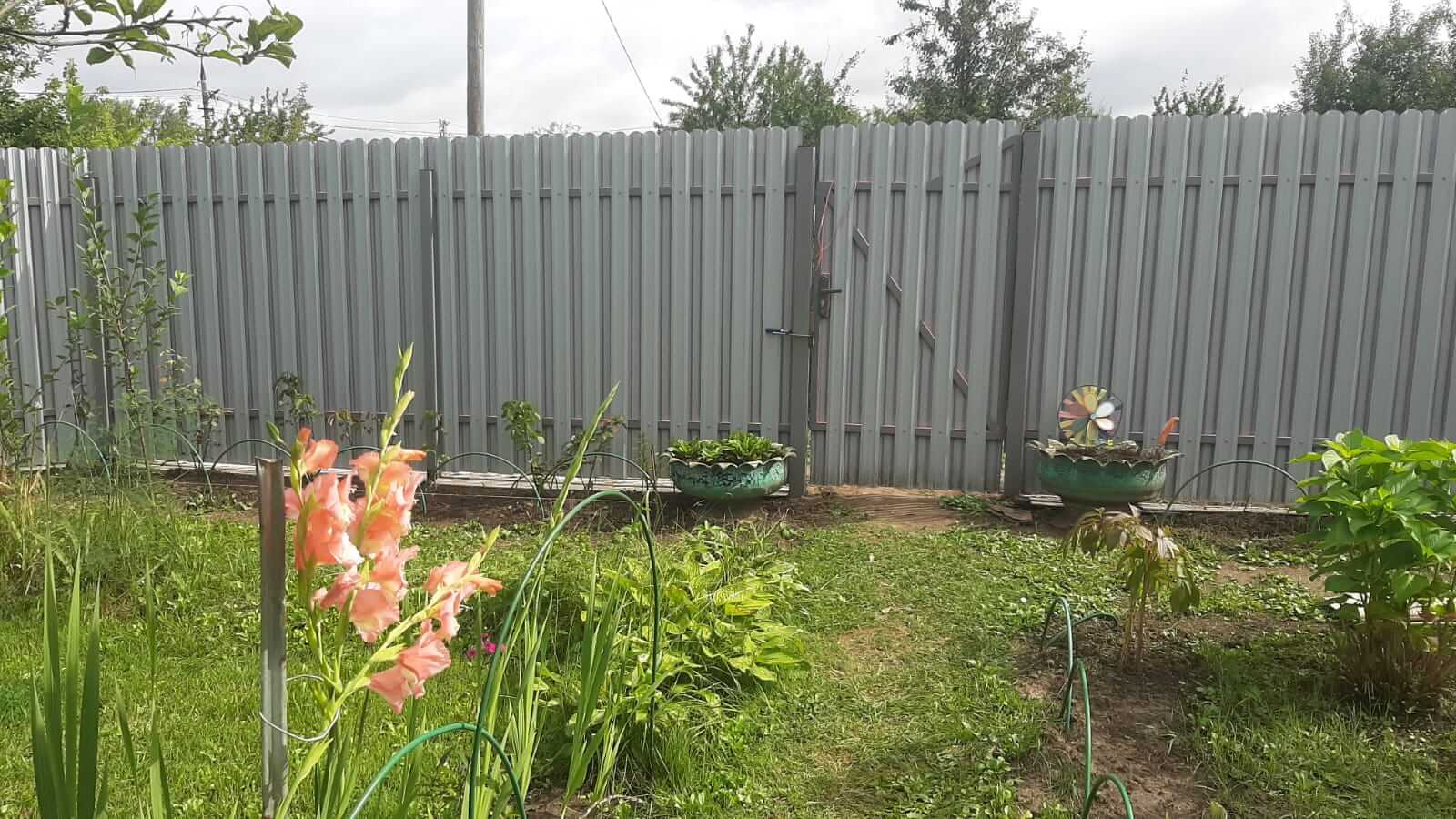 Двухцветный забор из евроштакетника 44м RAL4005 Сиреневый, RAL4006 Пурпурный фото 1 в Наро-Фоминске