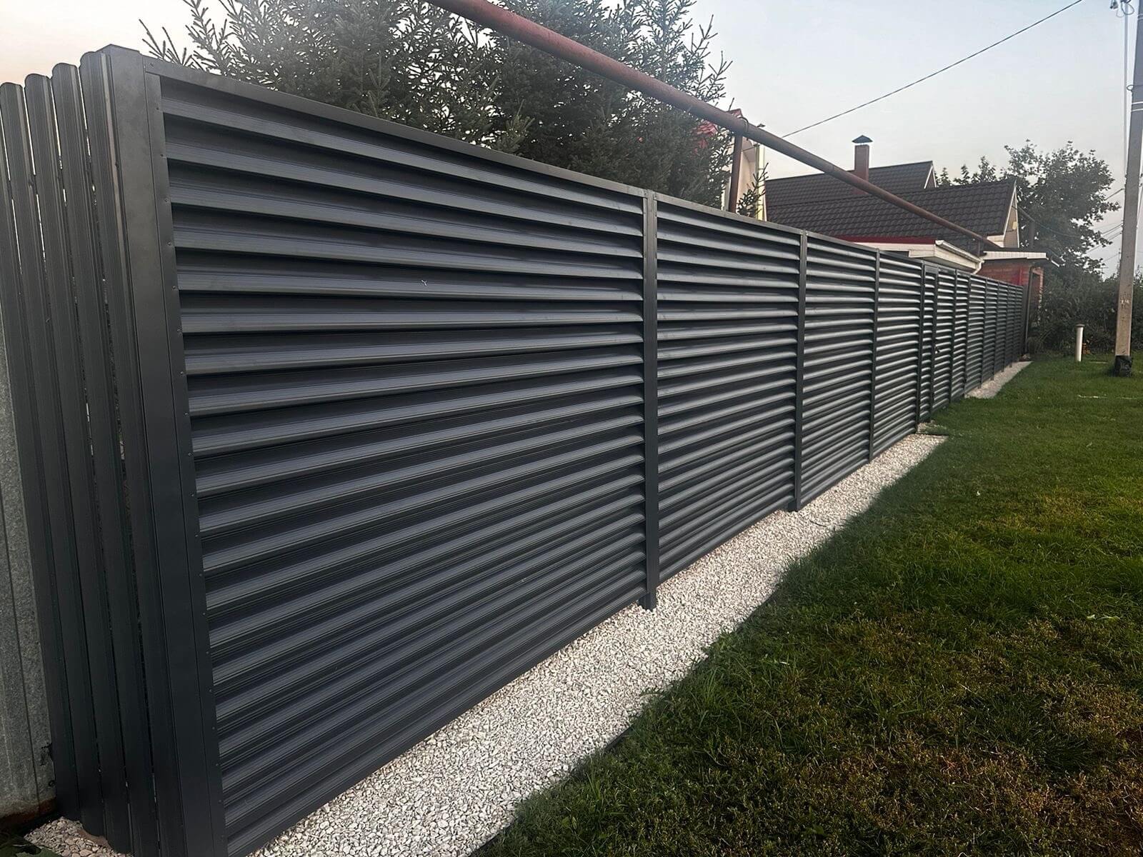 Забор из ламелей Еврожалюзи 26м RAL7024/7024 Серый Графит двусторонний фото 4 в Наро-Фоминске