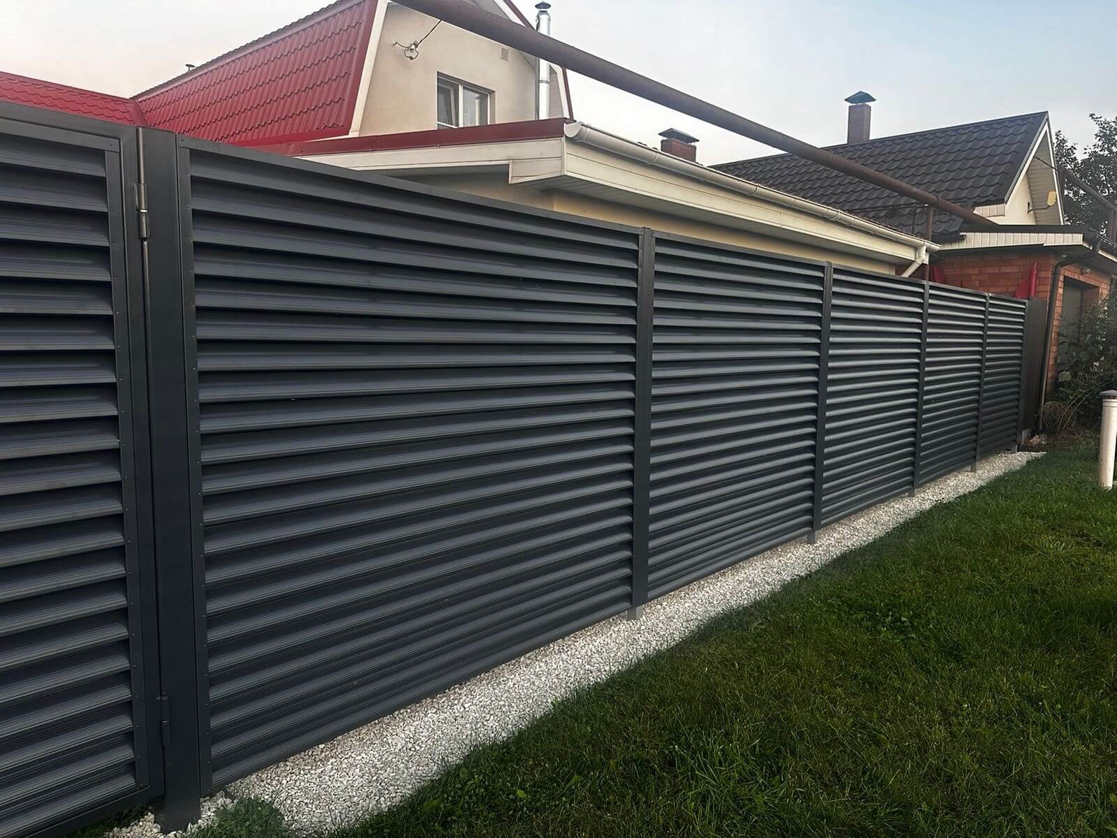 Забор из ламелей Еврожалюзи 26м RAL7024/7024 Серый Графит двусторонний фото 3 в Наро-Фоминске