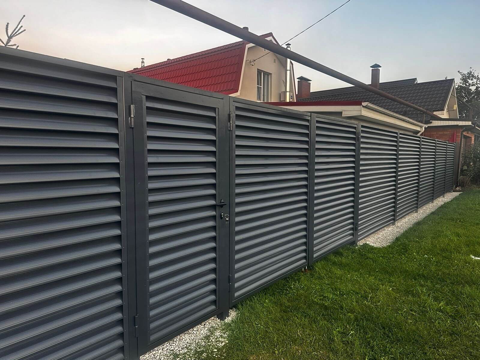 Забор из ламелей Еврожалюзи 26м RAL7024/7024 Серый Графит двусторонний фото 1 в Наро-Фоминске