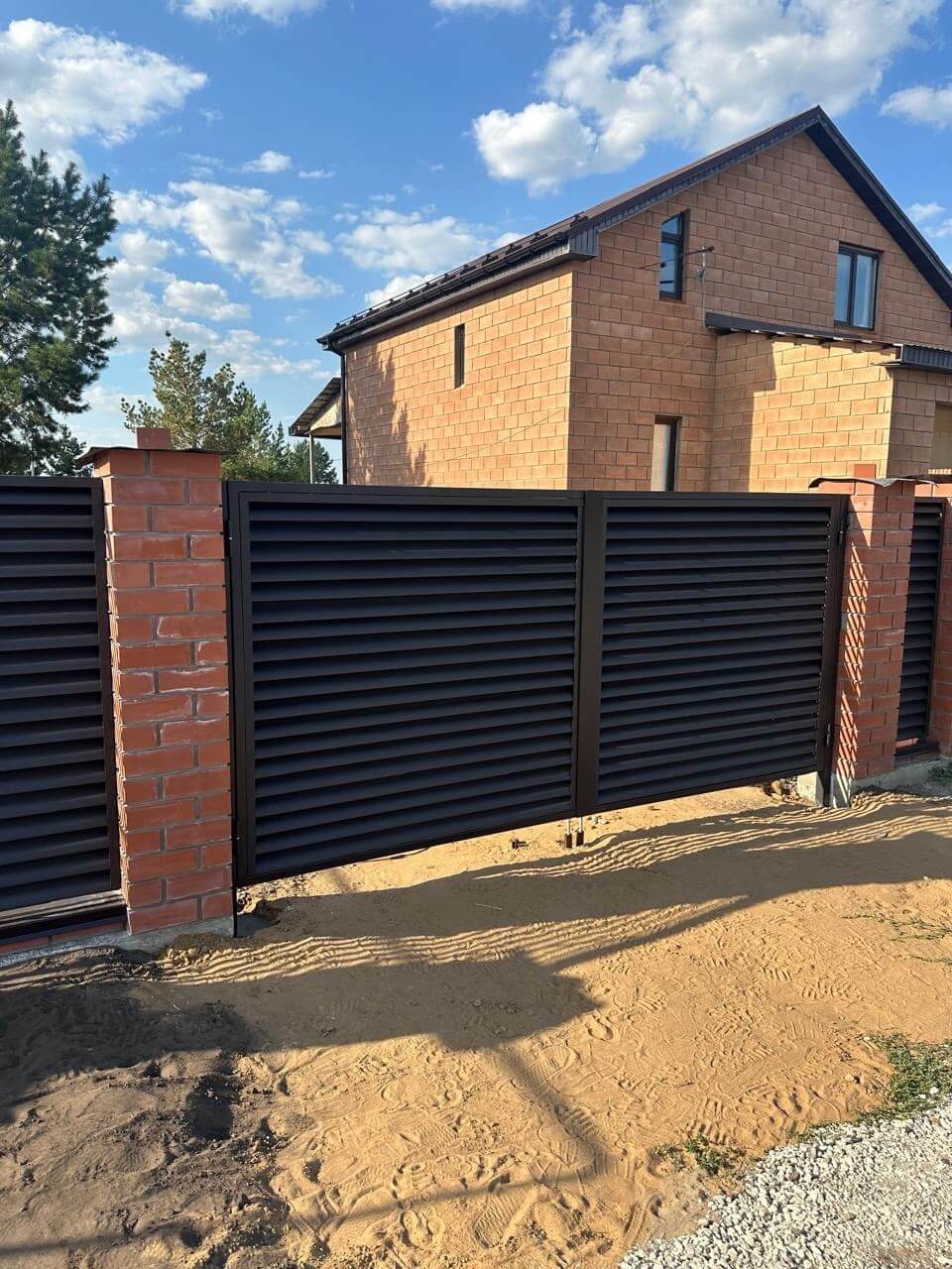 Забор-жалюзи из ламелей Еврожалюзи 38м RAL8019 Темный Шоколад МАТТЕ фото 4 в Наро-Фоминске