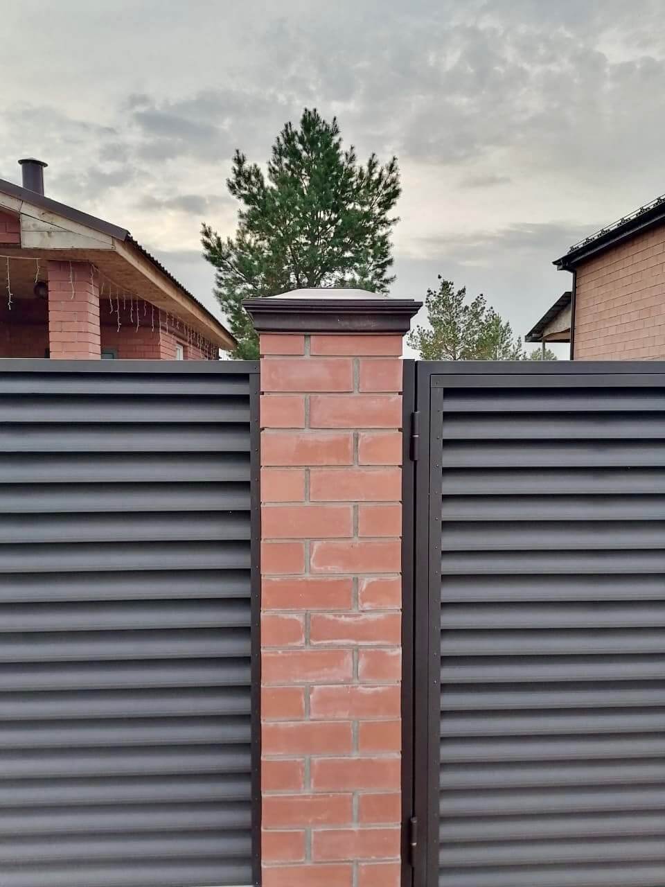 Забор-жалюзи из ламелей Еврожалюзи 38м RAL8019 Темный Шоколад МАТТЕ фото 2 в Наро-Фоминске