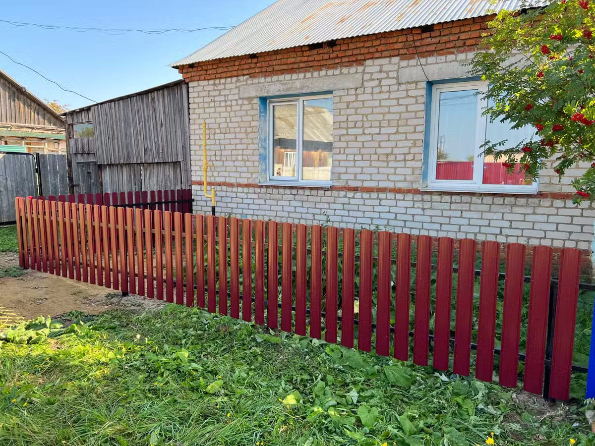 Забор из евроштакетника 9м RAL3005/3005 Красное Вино двусторонний в Наро-Фоминске